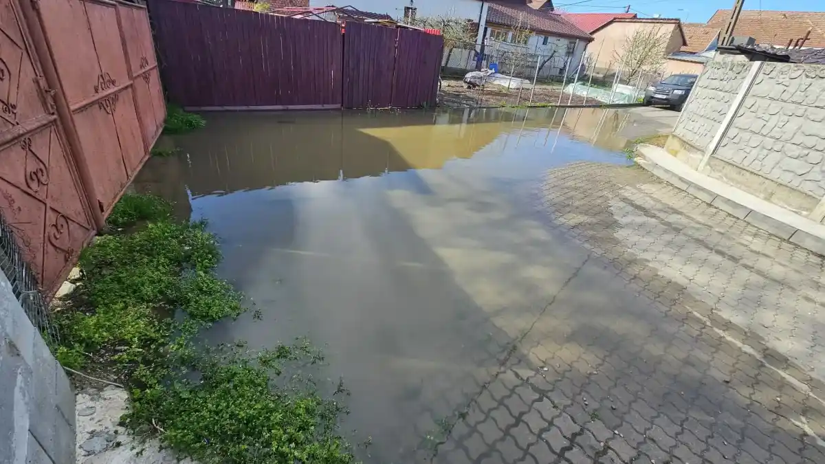 FOTO STIREA TA Suferinta locuitorilor de pe o strada din Alba Iulia Pe strada Dacilor din Partos nu e nevoie de ploaie pentru ca canalizarea sa refuleze
