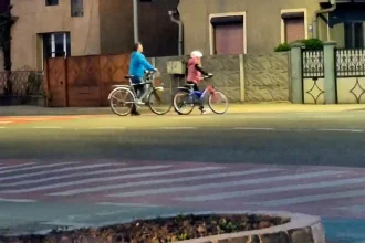 FOTO Un exemplu de responsabilitate in traficul din Alba Iulia Un tata si fiica sa au traversat regulamentar pe langa biciclete in ziua in care un minor de 13 ani a fost accidentat de o masina