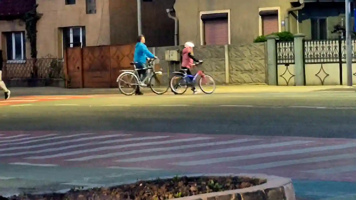 FOTO Un exemplu de responsabilitate in traficul din Alba Iulia Un tata si fiica sa au traversat regulamentar pe langa biciclete in ziua in care un minor de 13 ani a fost accidentat de o masina