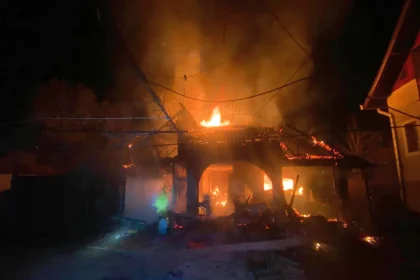 INCENDIU in comuna Ocolis Flacararile au afectat o casa si acoperisul alteia in Lunca Larga