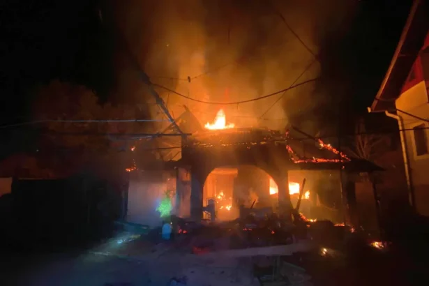 INCENDIU in comuna Ocolis Flacararile au afectat o casa si acoperisul alteia in Lunca Larga