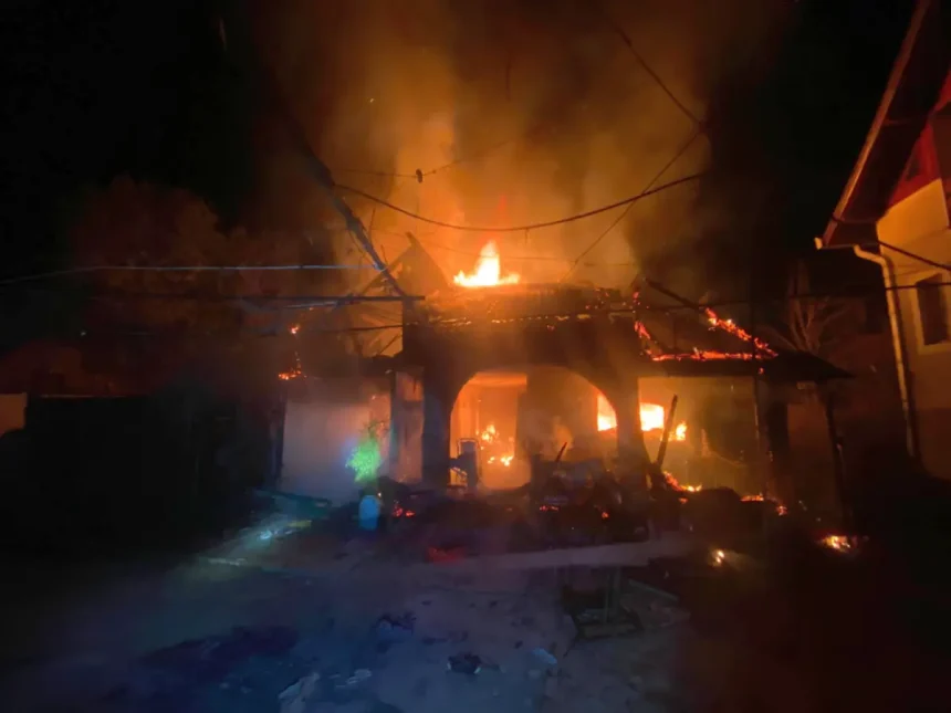 INCENDIU in comuna Ocolis Flacararile au afectat o casa si acoperisul alteia in Lunca Larga