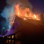 INCENDIU intr un sat din comuna Cergau Flacarile au afectat acoperisul unei case Intervin pompierii din Blaj