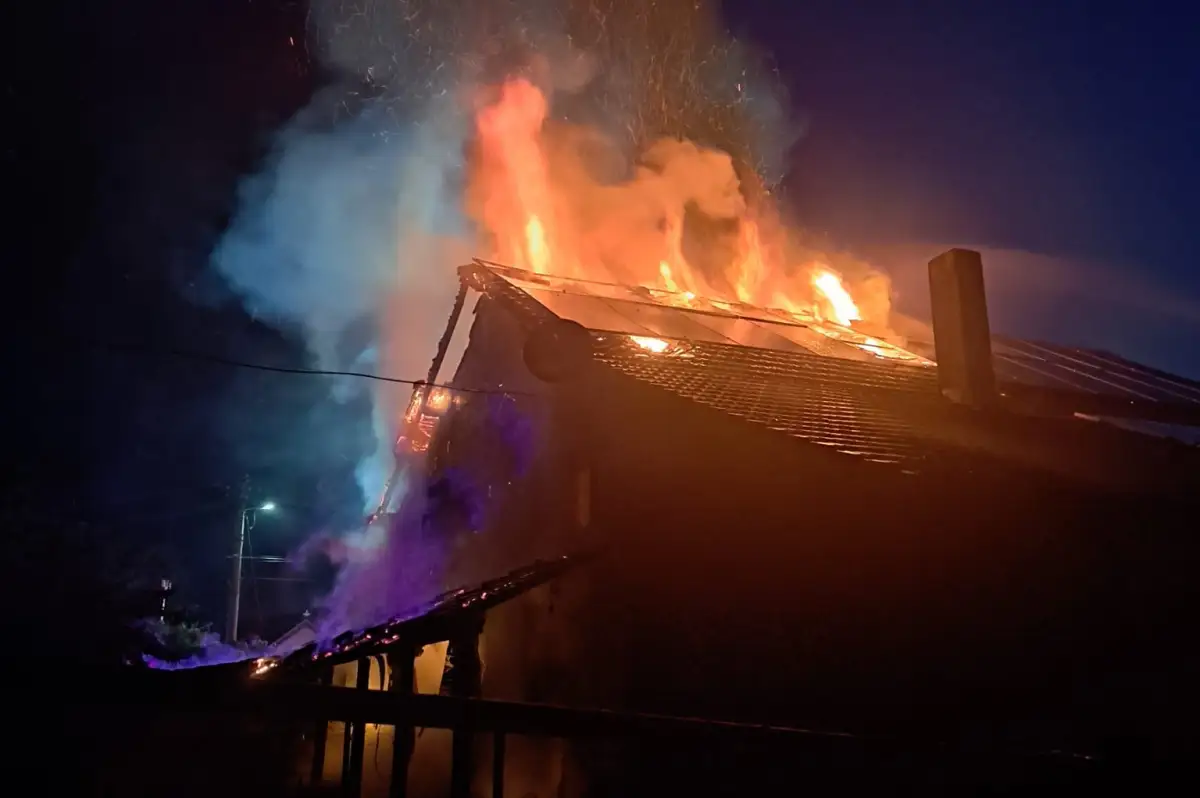 INCENDIU intr un sat din comuna Cergau Flacarile au afectat acoperisul unei case Intervin pompierii din Blaj