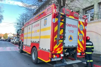 INCENDIU la Campeni Flacarile au cuprins o masina Pompierii intervin de urgenta