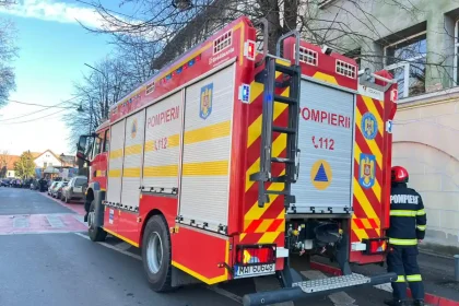 INCENDIU la Campeni Flacarile au cuprins o masina Pompierii intervin de urgenta