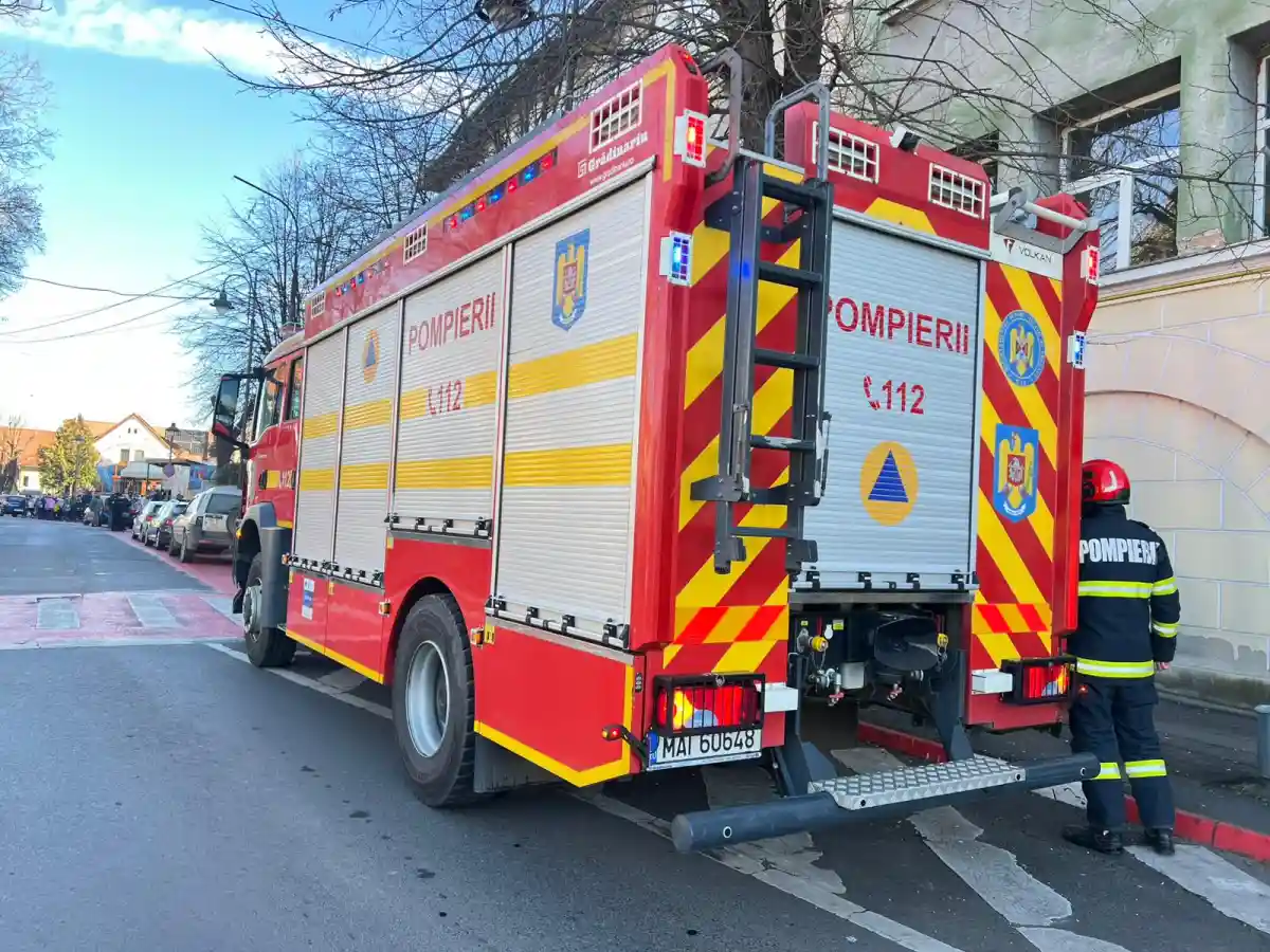 INCENDIU la Campeni Flacarile au cuprins o masina Pompierii intervin de urgenta