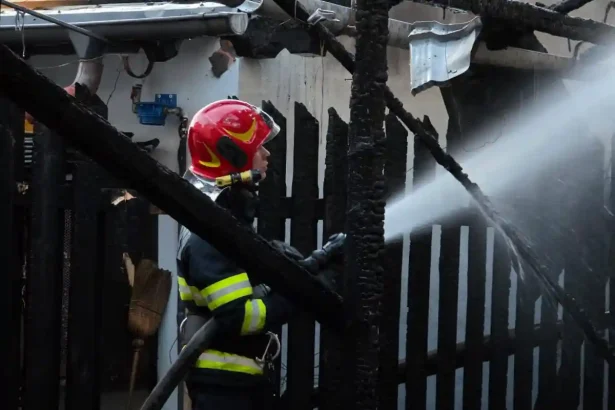 INCENDIU la o scoala din comuna Unirea Pompierii intervin de urgenta cu doua masini de pompieri