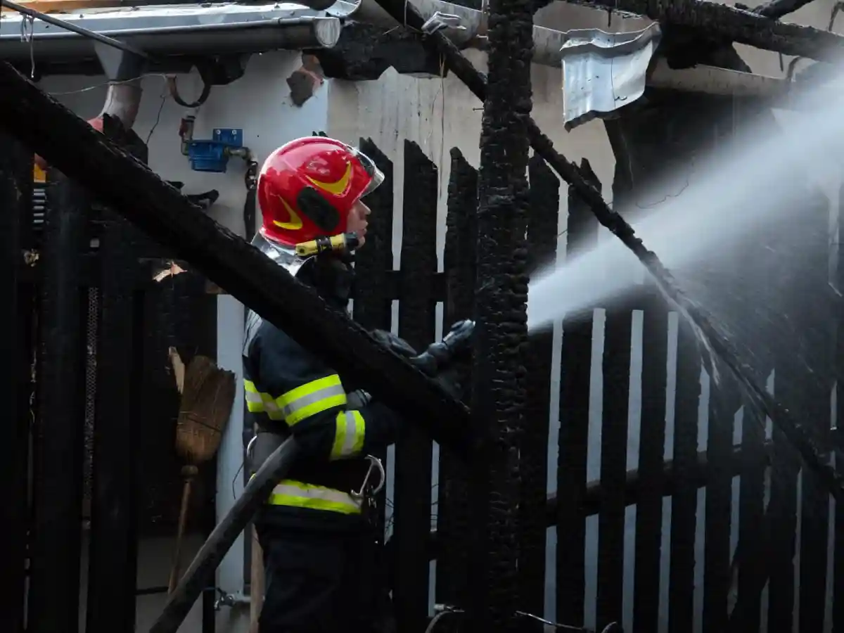 INCENDIU la o scoala din comuna Unirea Pompierii intervin de urgenta cu doua masini de pompieri