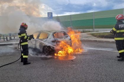 INCENDIU pe Autostrada A10 Sebes Turda in zona Beldiu Un autoturism arde ca o torta Pompierii intervin