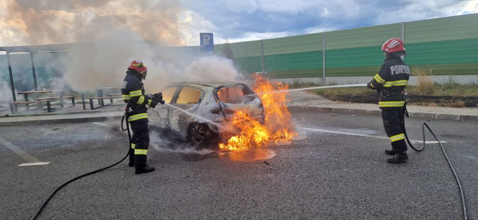 INCENDIU pe Autostrada A10 Sebes Turda in zona Beldiu Un autoturism arde ca o torta Pompierii intervin