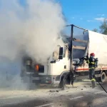 INCENDIU pe autostrada A10 direcia Cluj Alba Un autocamion care transporta baloi a fost cuprins de flcri Pompierii din Aiud intervin
