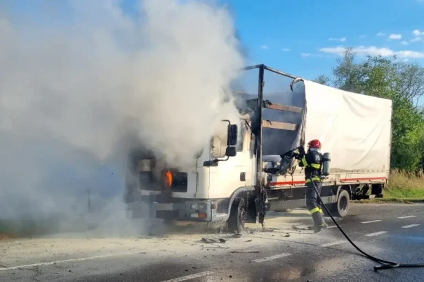 INCENDIU pe autostrada A10 direcia Cluj Alba Un autocamion care transporta baloi a fost cuprins de flcri Pompierii din Aiud intervin