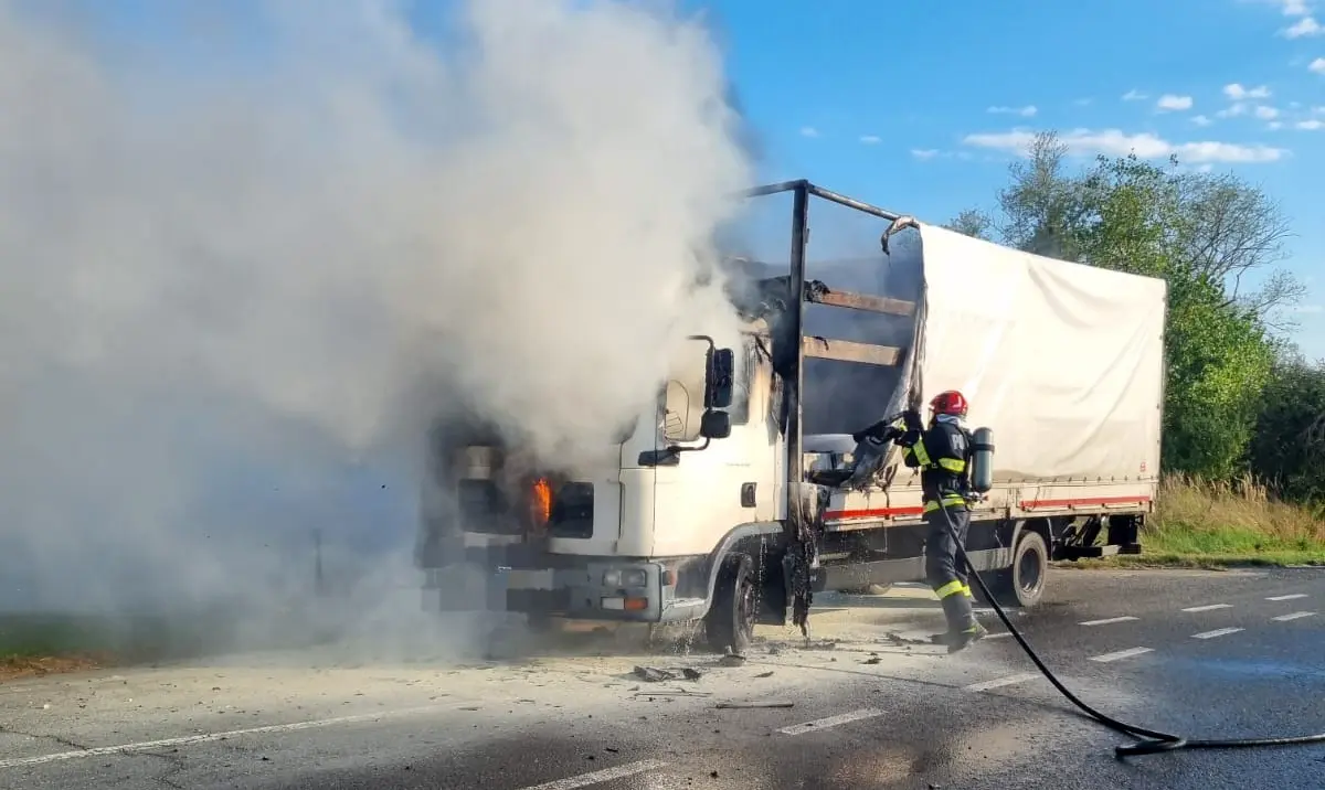 INCENDIU pe autostrada A10 direcia Cluj Alba Un autocamion care transporta baloi a fost cuprins de flcri Pompierii din Aiud intervin