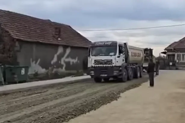 Lucrari de asfaltare pe o strada din Teius Circulatia rutiera INCHISA in timpul zilei pana joi Sfaturi pentru cetateni