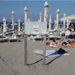 Reguli noi pe plajele din Romania Ministrul Mediului anunta ca toate sezlongurile amplasate ilegal vor fi demonte in acest an