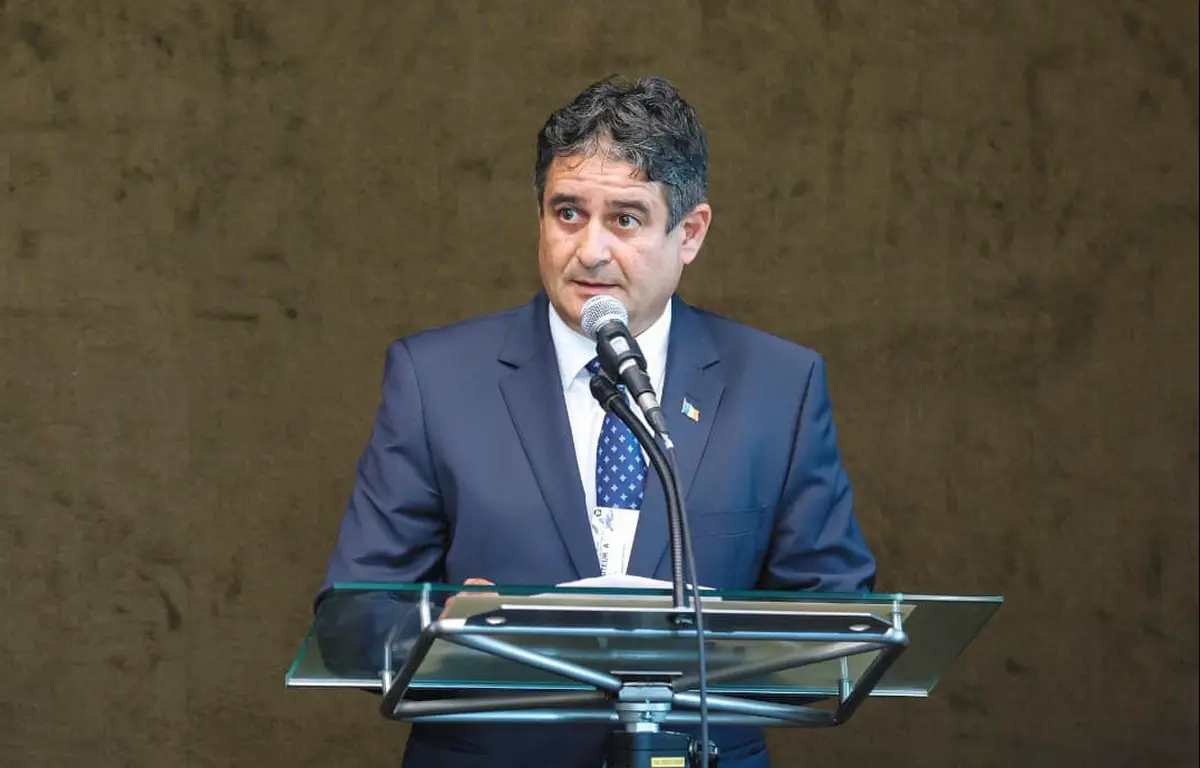 Reorganizarea Primariei Alba Iulia fara reduceri de personal dar cu instituirea de noi posturi de directori aprobata in cadrul Consiliului Local Primarul Gabriel Plesa Vom economisi 35 milioane de lei