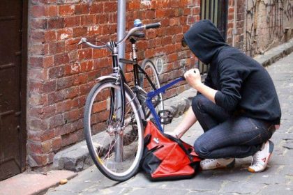 Tanr din Sebe REINUT dupa ce a sustras dou biciclete de pe o strad a oraului Poliitii au descoperit bunurile n urma percheziiilor