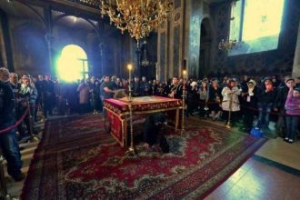 Trecerea pe sub masa in Vinerea Mare Ce inseamna gestul de a trece pe sub Sfantul Epitaf