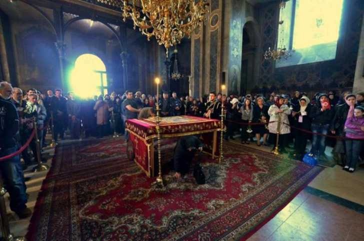 Trecerea pe sub masa in Vinerea Mare Ce inseamna gestul de a trece pe sub Sfantul Epitaf