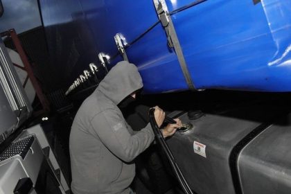 Trei tineri din Alba RETINUTI dupa ce au furat aproape 200 de litri de motorina din doua autoutilitare din Albac Au actionat intr o singura noapte