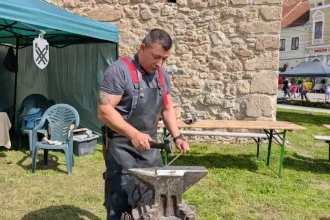 Ultimul fierar traditional din judetul Alba invitat la Cutitul Prietenul Omului 2026 targ de cutite si expozitie de arme in Cluj Napoca Vor participa cei mai buni mesteri cutelieri din tara