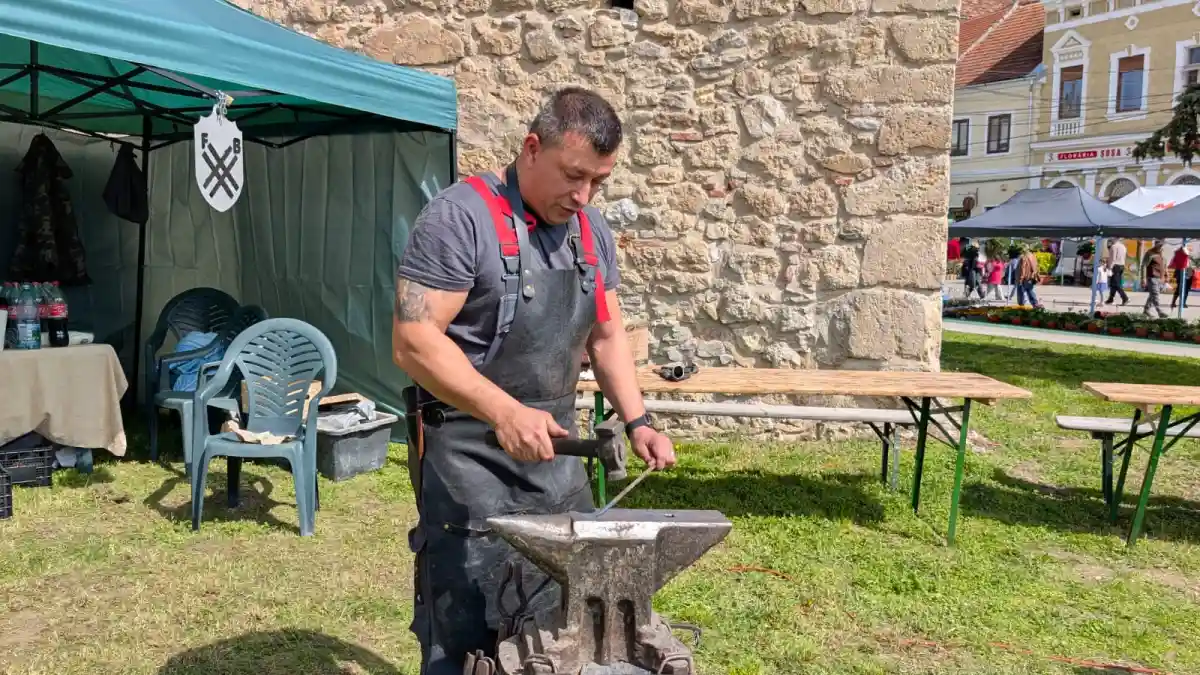 Ultimul fierar traditional din judetul Alba invitat la Cutitul Prietenul Omului 2026 targ de cutite si expozitie de arme in Cluj Napoca Vor participa cei mai buni mesteri cutelieri din tara