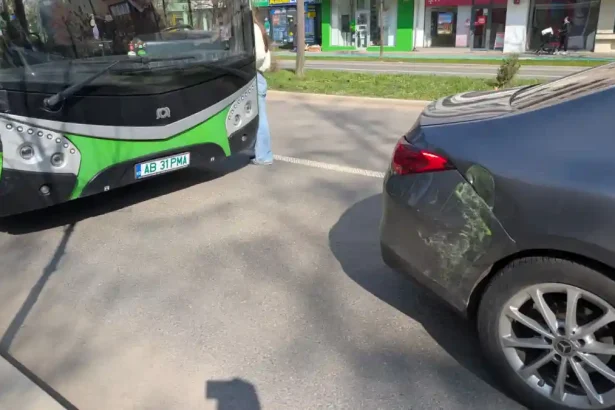 VIDEO ACCIDENT rutier in Alba Iulia O soferita a oprit in fata unui autobuz in zona Spitalului Judetean de Urgenta