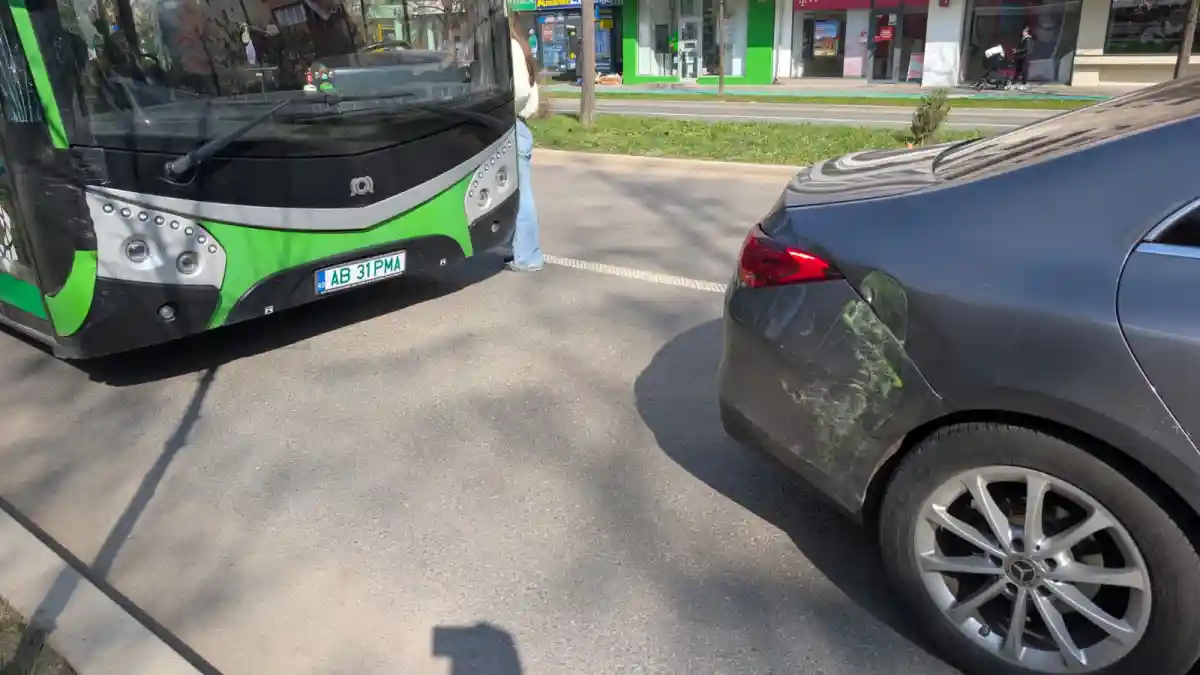 VIDEO ACCIDENT rutier in Alba Iulia O soferita a oprit in fata unui autobuz in zona Spitalului Judetean de Urgenta