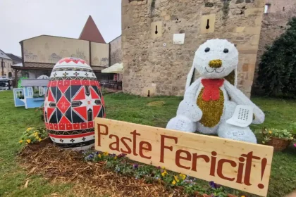 VIDEO Aiudul s a imbracat de Paste iepurasi oua uriasi si ornamente decorative amplasate in zona Cetatii
