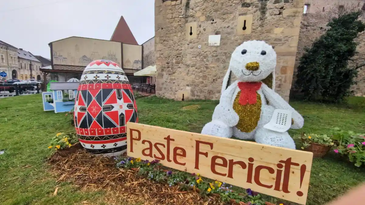 VIDEO Aiudul s a imbracat de Paste iepurasi oua uriasi si ornamente decorative amplasate in zona Cetatii