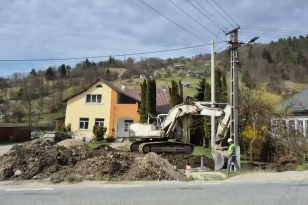 VIDEO Au inceput lucrarile pentru construirea noului pod de pe DN 74A de la Carpinis Autoritatile anunta ca nu vor accepta intarzieri