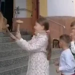 VIDEO Batutul toacei in Saptamana Mare o traditie respectata cu sfintenie in Seusa comuna Ciugud Obiceiul denumit si Toaca Patilor sau Pragsorul simbolizeaza vestirea Invierii