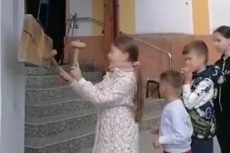 VIDEO Batutul toacei in Saptamana Mare o traditie respectata cu sfintenie in Seusa comuna Ciugud Obiceiul denumit si Toaca Patilor sau Pragsorul simbolizeaza vestirea Invierii