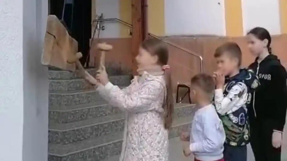 VIDEO Batutul toacei in Saptamana Mare o traditie respectata cu sfintenie in Seusa comuna Ciugud Obiceiul denumit si Toaca Patilor sau Pragsorul simbolizeaza vestirea Invierii