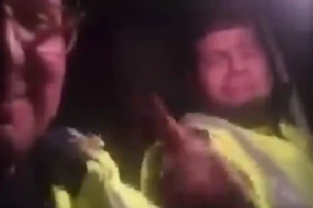 VIDEO Doi politisti sau filmat in noaptea de Inviere cantand manele in masina de politie Sa invie permisele