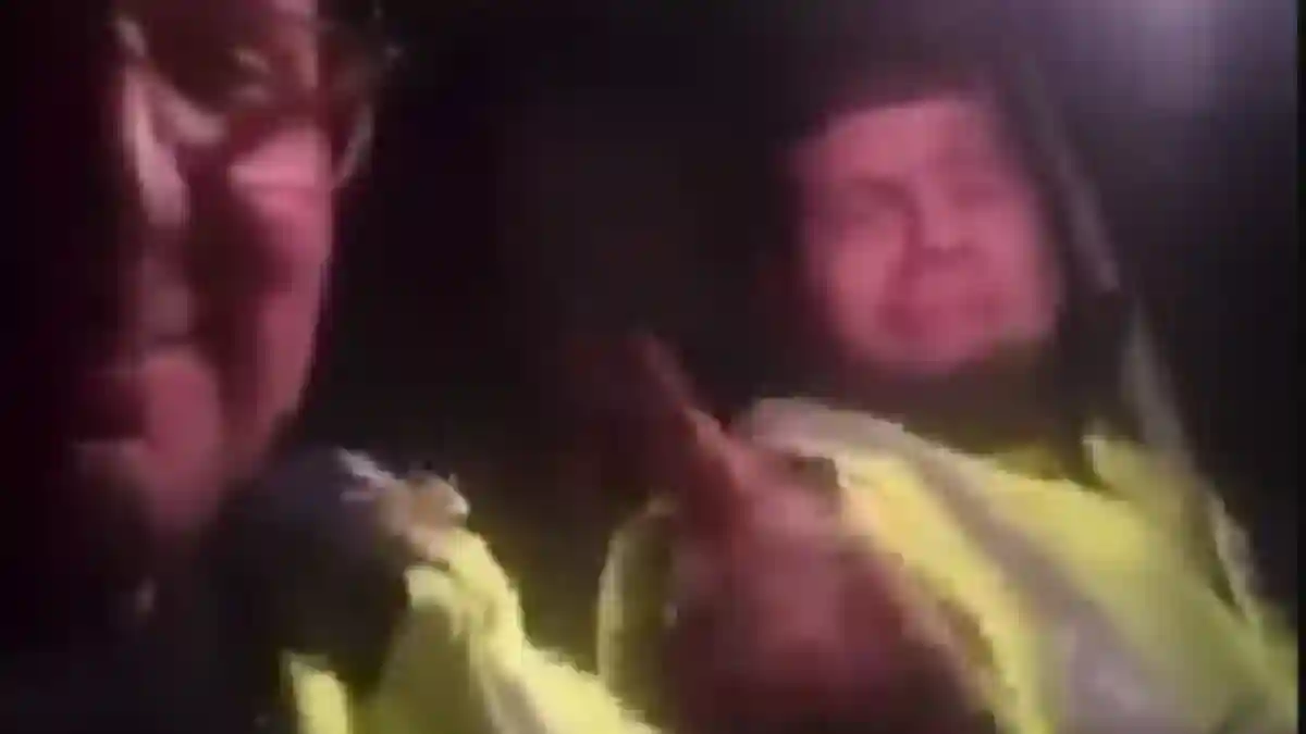 VIDEO Doi politisti sau filmat in noaptea de Inviere cantand manele in masina de politie Sa invie permisele