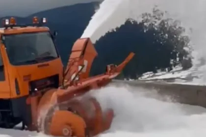 VIDEO Lucrari de deszapezire pe DN 67 C Transalpina tronsonul Ranca Obarsia Lotrului Cand se va relua circulatia