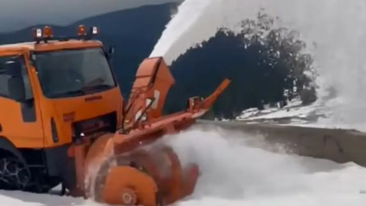 VIDEO Lucrari de deszapezire pe DN 67 C Transalpina tronsonul Ranca Obarsia Lotrului Cand se va relua circulatia