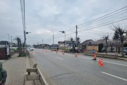 VIDEO Lucrari rapide la noua intersectie semaforizata si trecerile de pietoni de la intersectia strazii Albac cu Calea Motilor din Alba Iulia Cand vor fi functionale