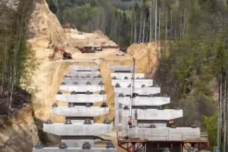 VIDEO Mobilizare record pe santierul sectiunii Cornetu Tigveni a autostrazii A1 Sibiu Pitesti Peste 1000 de muncitori si mai mult de 200 de utilaje sunt la lucro