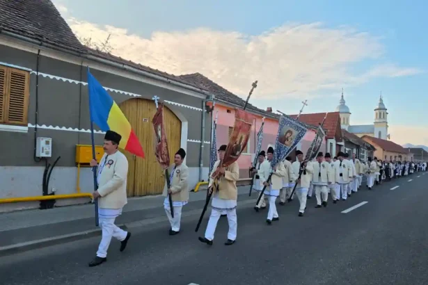 VIDEO Pastenii de la Vinerea un obicei vechi pastrat cu sfintenie timp de 78 de ani In Joia Mare localnicii de 60 de ani imbracati in costume populare duc vinul si painea la biserica