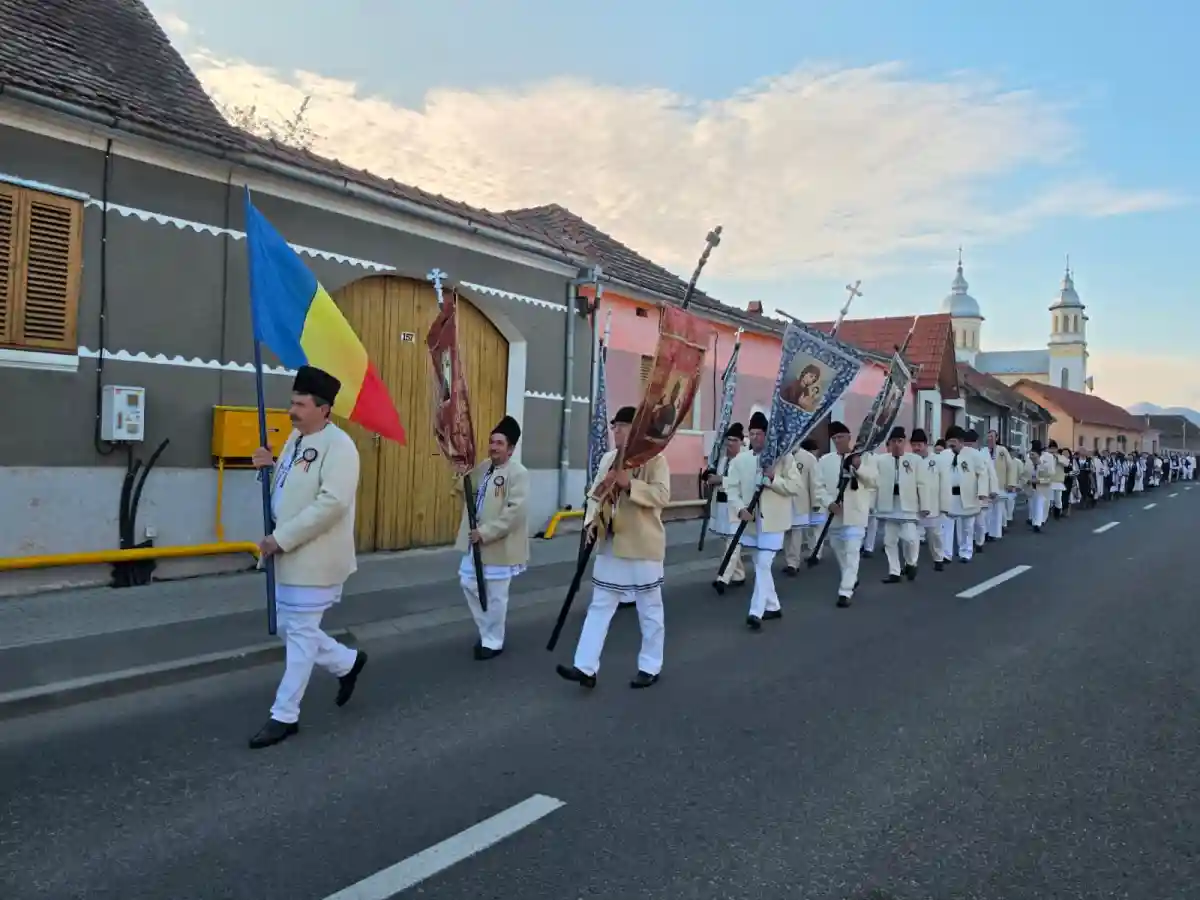 VIDEO Pastenii de la Vinerea un obicei vechi pastrat cu sfintenie timp de 78 de ani In Joia Mare localnicii de 60 de ani imbracati in costume populare duc vinul si painea la biserica