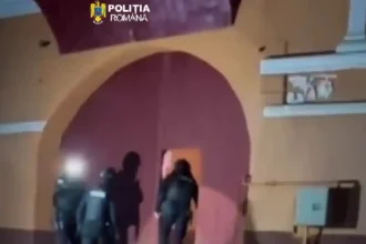 VIDEO Perchezitii domiciliare in comuna Jidvei Politistii au descoperit si ridicat doua arme de foc
