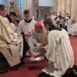 VIDEO Ritualul Spalarii Picioarelor 2026 de la Catedrala Romano Catolica Sfantul Mihail din Alba Iulia Ce reprezinta traditia din Joia Mare