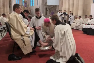 VIDEO Ritualul Spalarii Picioarelor 2026 de la Catedrala Romano Catolica Sfantul Mihail din Alba Iulia Ce reprezinta traditia din Joia Mare