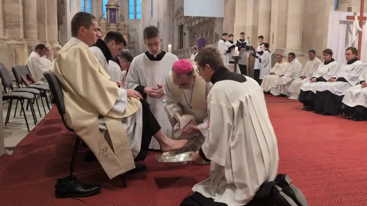 VIDEO Ritualul Spalarii Picioarelor 2026 de la Catedrala Romano Catolica Sfantul Mihail din Alba Iulia Ce reprezinta traditia din Joia Mare