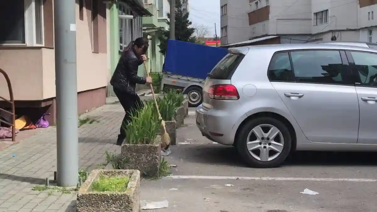 VIDEO STIREA TA Asa da Un exemplu de spirit civic oferit de o femeie din Alba Iulia A curatat o parcare de pe Bulevardul 1 Decembrie 1918 Nu mai puteam suporta mizeria asta toata ziua