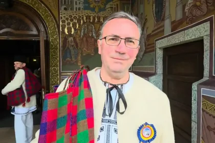 VIDEO Stabilit in Germania timp de aproape 20 de ani un barbat s a intors in satul natal pentru a fi pastean la Vinerea Este o mandrie sa implinesti frumoasa varsta de 60 de ani si sa continui acest obicei