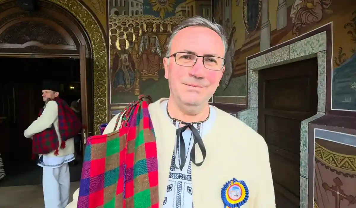 VIDEO Stabilit in Germania timp de aproape 20 de ani un barbat s a intors in satul natal pentru a fi pastean la Vinerea Este o mandrie sa implinesti frumoasa varsta de 60 de ani si sa continui acest obicei